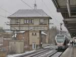 Abellio ET 22004 am 29.12.09 mit einer RB in Richtung Hagen neben dem Reiterstellwerk  Kn  (Kreuztal Nord, im Betrieb>Formsignale).