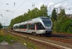 ET 220008 der Abellio Rail NRW GmbH ein kurzer FLIRT (2-teilig) mit Werbung  150 Jahre Ruhr-Sieg-Strecke , rauscht am 29.08.2013 als RB 91 Ruhr-Sieg-Bahn von Kreuztal weiter in Richtung Siegen.