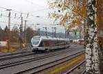 
Nun hat er auch das neue Outfit....
Der ET 23 2101  Altena (Westf.)  der Abellio Rail NRW, ex ET 23 001, ein 3-teiliger Stadler FLIRT (BR 0427), fährt am 16.11.2014 vom Bahnhof Kreuztal, als RE 16  Ruhr-Sieg-Express  (Essen - Hagen - Siegen), weiter in Richtung Siegen.
Hinweis: Aufgenommen von Gehweg aus (Bildzuschnitt).
