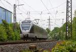 
Der ET 23 2106  Plettenberg , ex ET 23006, ein 3-teiliger Stadler Flirt der Abellio Rail NRW fährt am 16.05.2015 als RE 16  Ruhr-Sieg-Express  (Siegen – Hagen – Essen) durch Siegen-Geisweid.