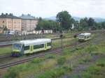 Ein abgestellter Triebwagen der Agilis in Kirchenlaibach, ein zweiter kommt hinzu.