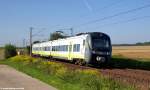 Am 3. August 2001 eilt 440 918 als ag 84312 nach Ulm durch die niederbayrische Landschaft bei Köfering.