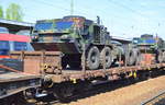 Schwedischer Drehgestell-Flachwagen vom Einsteller Ahaus Alstätter Eisenbahn Cargo AG mit der Nr. 33 RIV 74 S-AAEC 3662 095-5 Rmms 22 beladen mit einem Oshkosh M1120 A4 HEMTT LHS (Heavy Expanded Mobility Tactical Truck - Load Handling System) einer us-amerikanischen Versorgungs- oder Pioniereinheit in einem Militärzug am 22.04.18 Bf. Flughafen Berlin-Schönefeld.