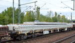 Drehgestell-Flachwagen mit Seitenborden vom Einsteller Ahaus Alstätter Eisenbahn Cargo AG ( gehört zu VTG) mit der Nr. 37 RIV 80 D-AAEC 3989 148-6 Rens4 beladen mit Beton Gleisschwellen am 10.09.18 Bf. Flughafen Berlin-Schönefeld.