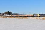 Der AKE-RHEINGOLD Sonderzug mit der 193 777 von Lokomotion kurz nach Prien am Chiemsee auf dem Weg nach Salzburg am 29.12.17 