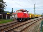 Am Mittag des 30.09.2013 konnte ein Bauzug gezogen von AVG 465 bei der Ausfahrt aus dem Bahnhof Gernsbach festgehalten werden. Wenige Sekunden zuvor hatte er den Eilzug E 85195 im Bahnhof gekreuzt. Den nchsten Gegenzug in Form von S 85077 traf er in Hilpertsau. (Handybild)