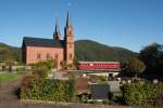 Am letzten Fahrplantag 2014 fährt der Felsenland-Express (historischer Esslinger Triebwagen der AVG, VT 452) von Karlsruhe nach Bundenthal, hier abgelichtet vor der Kirche zu Wilgartswiesen.