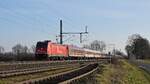 Alpha Trains Belgium 185 605, vermietet an RheinCargo, mit dem vorwiegend aus Euro-Express-Wagen bestehenden  Schnee-Express -Leerzug von Münster (Westf) nach Hamburg (Diepholz, 23.02.2018).