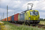 11.07.2024 Idagroden (zwischen Sande und Varel). Containerzug gezogen von Alpha Trains 193 588 (Vectron) auf der Fahrt vom Jade Weserport in Richtung Oldenburg