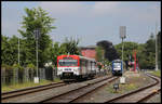 Zugkreuzung mit Altbau und Neubau VT im Bahnhof Bad Bramstedt am 26.5.2020.