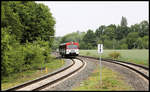 AKN VT 66 verlässt hier auf dem Weg nach Norderstedt Mitte die eingleisige Hauptstrecke und biegt vor dem Kreuzungsbahnhof Friedrichsgabe in das westliche Bahnsteiggleis ein.