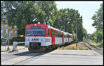 AKN Triebwagen 62.2 überquert hier am 24.07.2021 um 14.24 Uhr in Fahrtrichtung Kaltenkirchen die Quickborner Straße in Norderstedt, um direkt dahinter an dem gleichnamigen S-Bahnhof zu