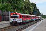 VT2E Triebwagen 55 und 52 stehen in Hörgensweg auf den Weg nach Eidelstedt.