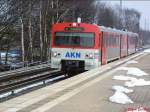 VT 2.33 der AKN fhrt als A1 nach Neumnster in den Bahnhof Hamburg - Eidelstedt ein.