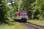 Aus Norderstedt kommend trifft der VT 2.64 der AKN am 21.06.2022 in Ulzburg Süd ein