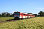 Der VT 2.52 (133 252) und VT 2.55 (133 255) der AKN fahren am 02.06.2022 als A1 in Richtung Neumünster und haben gerade Quickborn verlassen.