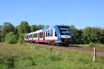 AKN 622 663-2 dieselt am 02.06.2022 als A1 nach Eidelstedt über den eingleisigen Abschnitt von Ellerau nach Quickborn.