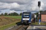 HENSTEDT-ULZBURG (Kreis Segeberg), 09.10.2020, AKN-Zug 622 653 als Linie A1 nach Hamburg-Eidelstedt bei der Einfahrt in den Bahnhof Ulzburg Süd