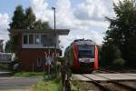 Ein SHB-LINT passiert, auf  seiner Fahrt nach Bsum,das Stellwerk am Kilometer 125 in Heide.Im Hintergrund nhert sich DE 2700-04 mit einer NOB nach Westerland.Bild vom 26.08.2007.