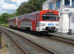 Zug 41 Linie A3 Ulzburg Sd - Elmshorn, eine gesikte, ltere Ausfhrung, verlt am 19.05.2008 den Bahnhof Ulzburg Sd, im Hintergrund das Stellwerk.