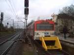 Der AKN Trebwagen steht an einem regnerischen Tag in Elmshorn