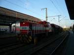 Eine Lok der AKN fhrt mit einem Schttgutzug durch den Oldenburger Hbf