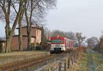 Ein VT2E der AKN passiert am 11.01.2009  als A3 nach Elmshorn den alten Bahnhof von Langeln.