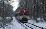 Ein VTA und ein VT2E der AKN als A1 nach Eidelstedt durchqueren am 20.12.2009 den Forst bei Bad Bramstedt Kurhaus.