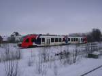 Ein LINT-41 der AKN erreicht als SHB Neumnster - Bsum den verschneiten Bahnhof Heide (Holstein). 3.3.06