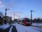 Ein LINT-41 der AKN erreicht als SHB Bsum - Neumnster den Bahnhof Heide (Holstein), der noch mit alten Flgelsignalen aufwarten kann.