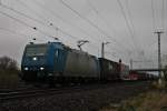 Durchfahrt von Angel Trains/Railtraxx 185 515-4 mit Lichthupe und einem Containerzug in Müllheim (Baden) gen Freiburg.