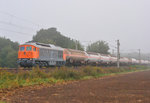 232 850 der ArcelorMittal Eisenhüttenstadt Transport GmbH mit Kesselwagen und bei Frühnebel, am 06.09.2016 kurz hinter Delitzsch.