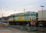 Bahnhof Frankfurt am Main - Sportfeld am Abend des 17.04.2005, die ehemalige Lok 0702 der Karsdorfer Eisenbahngesellschaft ist hier noch in den alten KEG-Farben, aber schon mit der Aufschrift des neuen Besitzers  Arco Transportation GmbH  zu sehen. 

Die Reichsbahn der DDR kaufte Anfang der 60er Jahre 20 dieser 750 PS starken Lokomotiven in Tschechien und bezeichnete sie als V75. Obwohl sich die spter als Baureihe 107 umgenummerten und im Bereich der Rbd Halle eingesetzten Lokomotiven recht gut bewhrten, wurden sie bis Mitte der 80er Jahre abgestellt oder, wie V75 018, an Werksbahnen abgegeben. So landete diese Lok zunchst beim Braunkohlewerk Lbbenau und dann beim Karsdorfer Zementwerk und war somit in der Grndungsmasse der spteren KEG enthalten. 