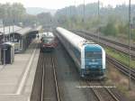 An den Anblick vom Lufsteg in Hof Hbf aus muss man sich gewhnen: Eine Arriva  Garnitur mit der Fabrikneuen 223061 steht am 08.10.2007 auf Gleis 11.