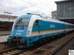 Lok 183 003 wartet mit einen Personenzug im Mnchener Hauptbahnhof am 18.