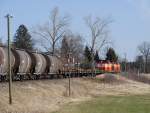 AL 41 und AL 43 der Augsburger Localbahn haben mit ihrem Gterzug die Steigung bei Hohenfurch fast hinter sich gebracht (Fuchstalbahn, 07.03.2012).