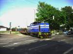 Lok 45 der Augsburger Localbahn (AL) passiert am 10.08.2012 die stark befahrene Friedberger Strae (B 300) um ihren Eaos-Zug in Richtung Augsburg Hauptbahnhof zu ziehen.