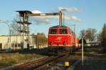 2143 021 verlt am Abend des 19.04.2008 mit einem  internen  Sonderzug den Bahnhof Krumbach.