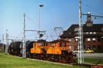 Die Lokomotiven 14 und 15 der Bahnen der Stadt Monheim haben im Sommer 1978 einen Kesselwagenzug im Shell-Werk abgeholt und treten ihren Weg zum bergabebahnhof Langenfeld an.