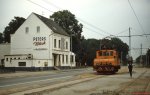 An der Gaststtte Waldschlchen vorbei rollt Lok 15 der Bahnen der Stadt Monheim im Sommer 1977 zurck von Langenfeld zum Betriebshof in Monheim.