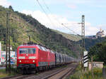 120 120 und 120 205 vor einem Getreidezug auf der rechten Rheinseite in Richtung Norden am 29.07.2021