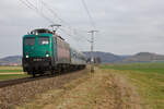 140 850 mit RB 89 Donauwörth-Aalen am 29.01.2023 bei Möttingen. Im Hintergrund erhebt sich der Rollenberg (499,6 m ü. NHN) bei Hoppingen. 