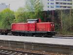 212 100 der Bayernbahn stand am 27.4.2013 mit einem Bauzug in Markt Schwaben.