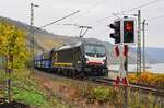 Am 16.11.2024 ist die  Last Mile -187 103 von Beacon Rail mit einem Güterzug am Bopparder Hamm unterwegs