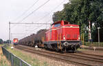 BE D20 mit Wagen für Rohöl. Abfahrt in Nieuw Amsterdam, 22.08.1994. Zug 49420 von Osterwald nach Schoonebeek / Anschlussgleis NAM; zur beladung. Scanbild 6658, Fujichrome100.