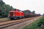 Der Leerzug aus Osterwald ist angekommen in Schoonebeek, Lok D20 hat umgesetzt und drückt die Wagen zum Anschlussgleis der NAM zwecks beladung. 22.08.1994. Scanbild6659, Fujichrome100.