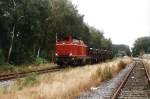 D25 der BE AG mit Gterzug 307 bestehende aus zwei Wagens mit militrische Fahrzeuge zwischen Bentheim-Nord und Ochtrup-Brechte in Gildehaus am 01-10-2001. Bild und scan: Date Jan de Vries. 