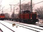 V100-Lok D25 (ex-DB 211 345-4) der Bentheimer Eisenbahn AG mit bergabegterzug auf Bahnhof Bad Bentheim am 28-12-2000.