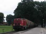 D21 (ehemalige 211 125-0) der Bentheimer Eisenbahn AG mit Gterzug 209 Coevorden-Esche auf die Hafenbahn in Emlichheim am 18-9-2012. Die Erdl aus Emlichheim wird nur noch ber 15 km zwischen Emlichheim und Osterwald befrdert. Dabei benutzen die lzge zwischen dem Bahnhof Esche und der lentladeanlage in Osterwald eine 3,9 km lange Anschlussbahn die 1949 entstanden ist. In Osterwald geht die l mit eine Rohrleitung nach Lingen.