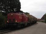 D21 (ehemalige 211 125-0) der Bentheimer Eisenbahn AG mit Gterzug 209 Coevorden-Esche auf die Hafenbahn in Emlichheim am 18-9-2012. Die Erdl aus Emlichheim wird nur noch ber 15 km zwischen Emlichheim und Osterwald befrdert. Dabei benutzen die lzge zwischen dem Bahnhof Esche und der lentladeanlage in Osterwald eine 3,9 km lange Anschlussbahn die 1949 entstanden ist. In Osterwald geht die l mit eine Rohrleitung nach Lingen.